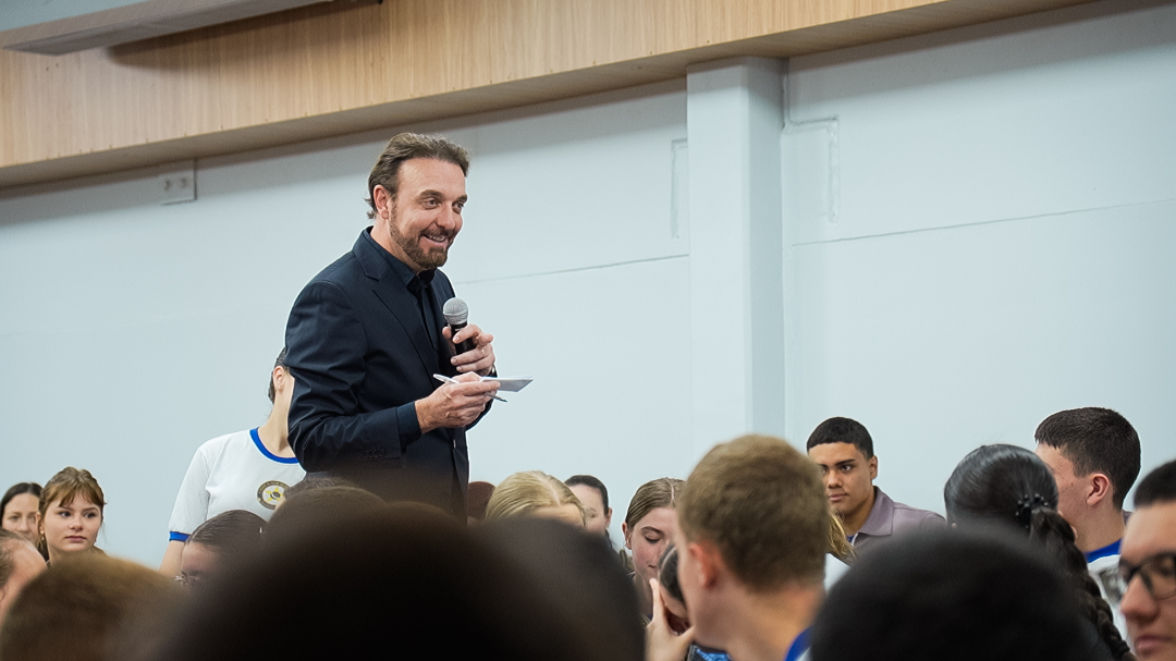 Alunos do 3º ano do CPM Pato Branco ouvem trajetória profissional do cirurgião plástico Vinicius Camargo