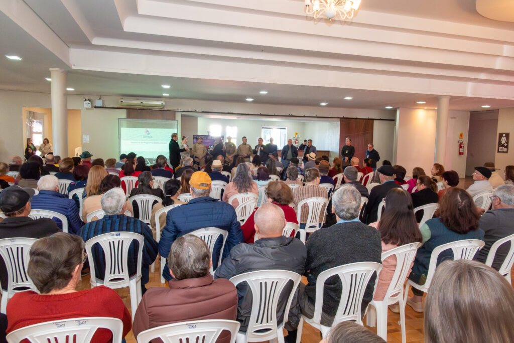 Proteger também é informar: Ação do Junho Lilás conscientiza idosos contra golpes virtuais