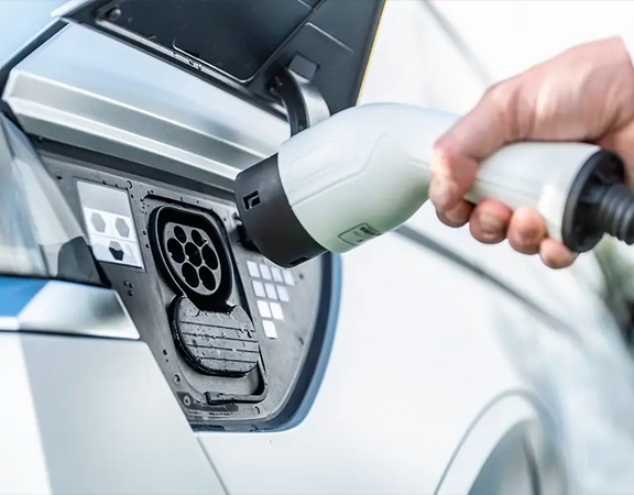 Carregar o carro elétrico todo dia estraga a bateria? Saiba quais são os mitos e verdades