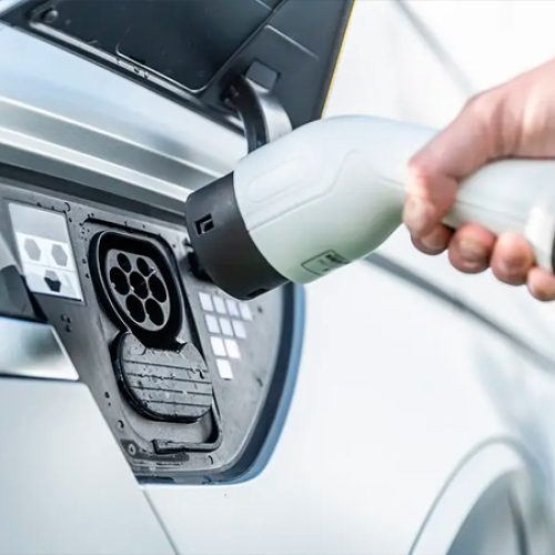 Carregar o carro elétrico todo dia estraga a bateria? Saiba quais são os mitos e verdades