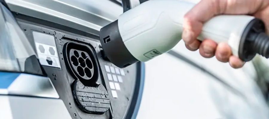 Carregar o carro elétrico todo dia estraga a bateria? Saiba quais são os mitos e verdades