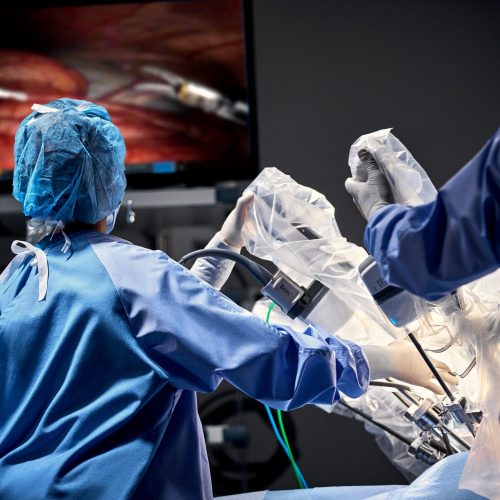 Tecnologia robótica transforma a experiência das mulheres em cirurgias ginecológicas