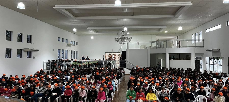 PROJETO MAIO LARANJA REÚNE MAIS DE 1.500 ALUNOS EM PALESTRA ESPECIAL
