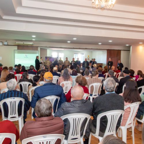 Proteger também é informar: Ação do Junho Lilás conscientiza idosos contra golpes virtuais