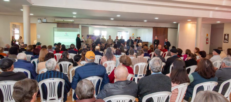 Proteger também é informar: Ação do Junho Lilás conscientiza idosos contra golpes virtuais