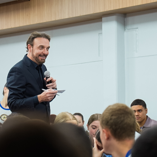 Alunos do 3º ano do CPM Pato Branco ouvem trajetória profissional do cirurgião plástico Vinicius Camargo